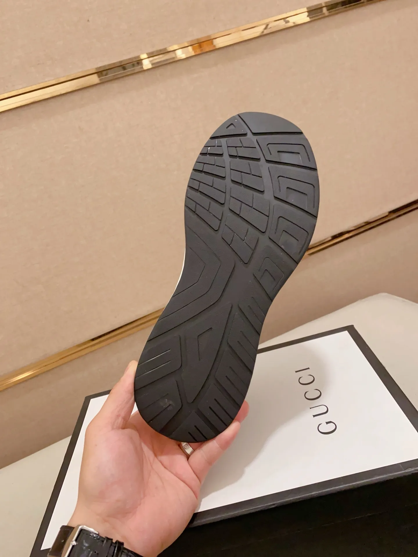 Men's shoes💰 420💰The new GUCCI (Gucci) counters are launched simultaneously. The new men's shoes, 😘fabrics are selected from imported cowhide, and the lining is sheepskin lining. 👍🏿 High-end ☄️ air-cushion molded anti-slip rubber outsole, exquisite lines, simple and elegant, comfortable and high-end for leisure travel. Code number: 38 to 44 (45 can be customized and cannot be returned or exchanged)